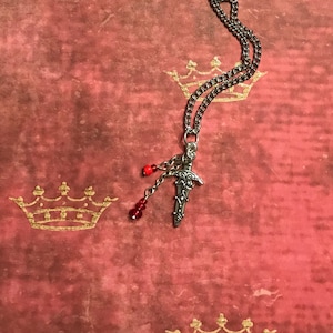 Collier d’épée avec du sang