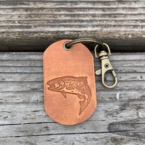 Forelle Schlüsselanhänger, Fisch Schlüsselanhänger, Leder Schlüsselanhänger, Outdoor Schlüsselanhänger, Abenteuer Schlüsselanhänger, Fischer Geschenk, HandyCraftedGoods