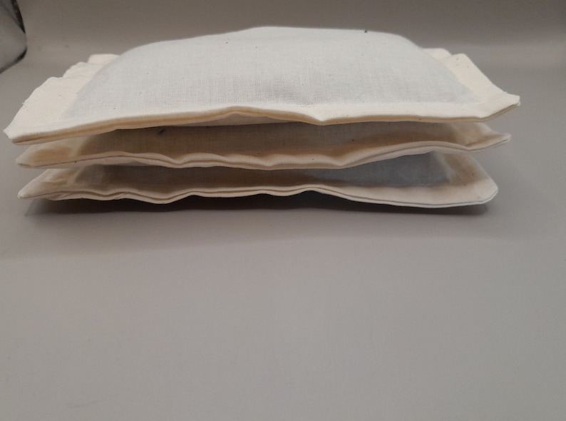 Puede incluir: Tres bolsas de tela blanca apiladas una encima de la otra. Las bolsas est&aacute;n hechas de una tela blanca suave y tienen un dise&ntilde;o simple y limpio.