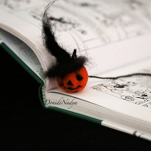Needle felted pumpkin N1 bookmark. Whimsical Halloween gift. zdjęcie 2