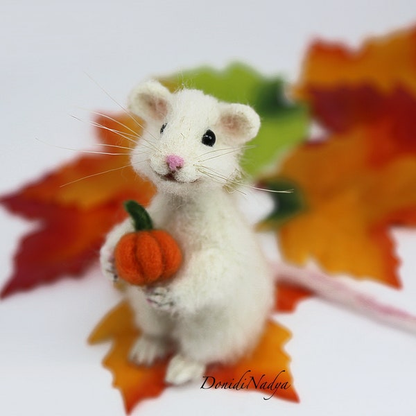 Needle felted animals white mouse with miniature pumpkin. Wool mouse fall ornament. Halloween gift.