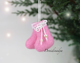 Pequeños valenki de fieltro colgando adornos navideños. Decoración rosa del árbol de Navidad. Regalo de Navidad.