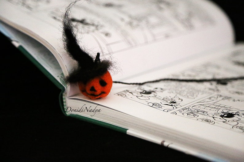Needle felted pumpkin N1 bookmark. Whimsical Halloween gift. zdjęcie 2