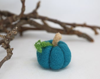 Needle felted pumpkin # 10. Halloween decor, fall ornament, gift for her, housewarming gift. OOAK Halloween