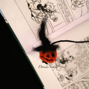 Needle felted pumpkin N1 bookmark. Whimsical Halloween gift. zdjęcie 6