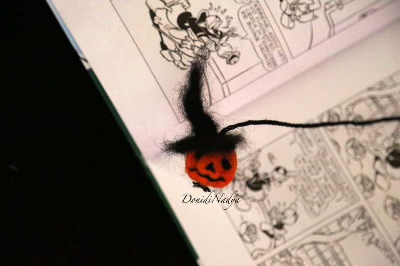 Needle felted pumpkin N1 bookmark. Whimsical Halloween gift. zdjęcie 6
