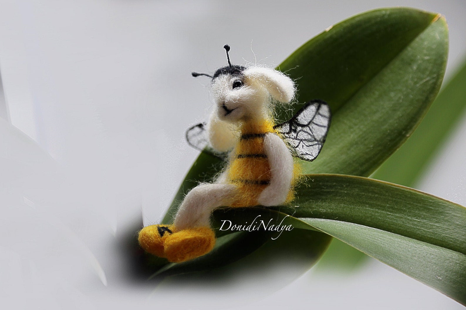 Пчела мультяшная. Пчела заяц. Пчелка с зайцем. Кролик в костюмчике. Заяц и пчела.