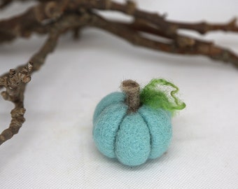 Small needle felted pumpkin #8. Housewarming gift, fall decor, autumn ornament. Halloween gift. Gift for her.