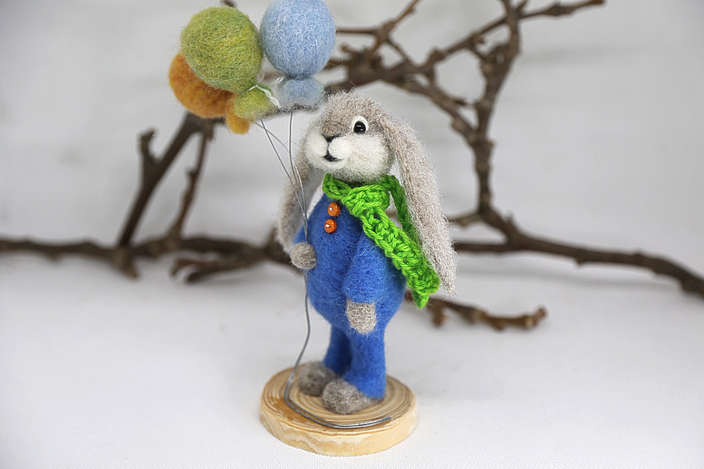 Beige needle felted bunny with balloons Daniele. Wool hare OOAK rabbit doll unique item. Housewarming ornament. Gift for him. Gift for her.