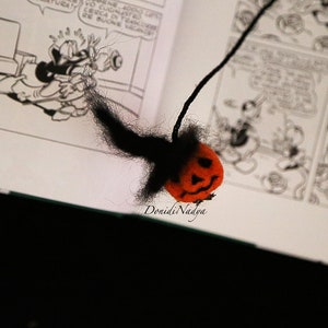 Needle felted pumpkin N1 bookmark. Whimsical Halloween gift. zdjęcie 3