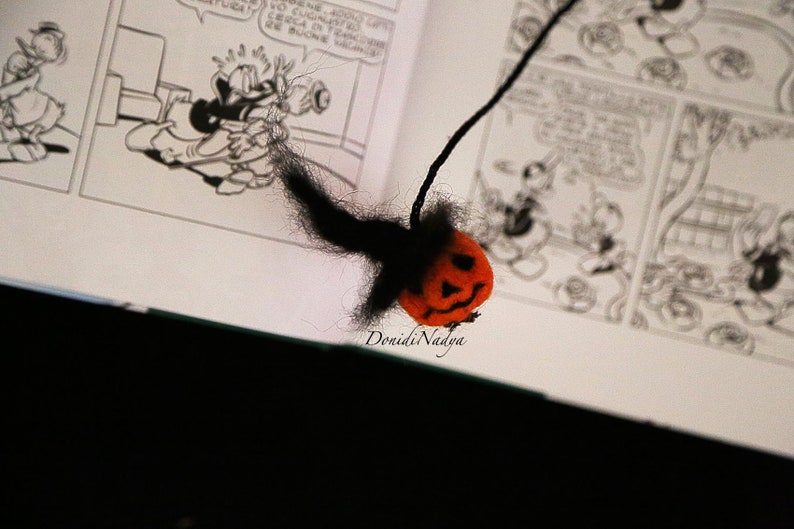 Needle felted pumpkin N1 bookmark. Whimsical Halloween gift. zdjęcie 3