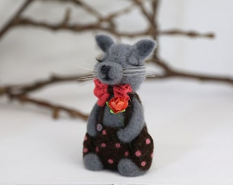 Lobo de fieltro con aguja Walter con flor en miniatura. Muñeca coleccionable OOAK, regalo para él, regalo para ella, regalo de cumpleaños, decoración del hogar. animales de lana