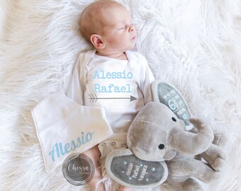 Juego de regalo de 3 piezas para baby shower de niño, canasta de regalo personalizada con monograma de elefante de peluche para niño recién nacido, azul pálido