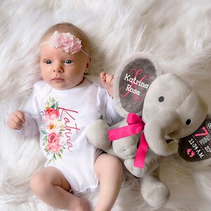 Neugeborenen Baby Mädchen Geschenk Set 2 Stück angepasst Elefant Stofftier Swirlie Initial Baby Shower Korb Personalisierte Blumen Hot Pink