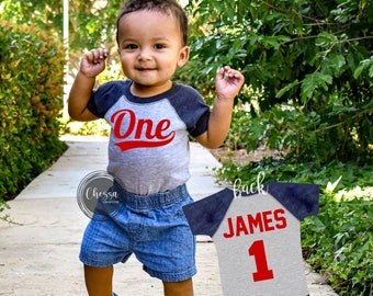 Outfit 1e verjaardag jongen honkbal éénjarige eerste cake smash raglanoutfit, grijs shirt met marineblauwe mouwen, rood ontwerp
