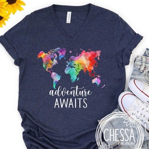 Avontuur wacht verjaardagsshirt vrouwen cadeau reiziger wereldkaart kleurrijk moeder cadeau V-hals vakantie meisje vakantie T-shirt 3005