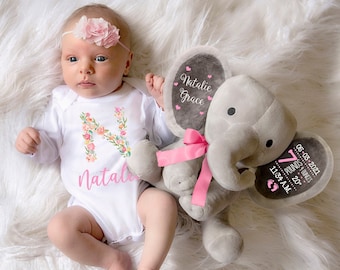 Juego de 2 canastas de regalo para baby shower de niña, canasta de elefante de peluche personalizada, body floral personalizado para niña recién nacida, rosa cursivo
