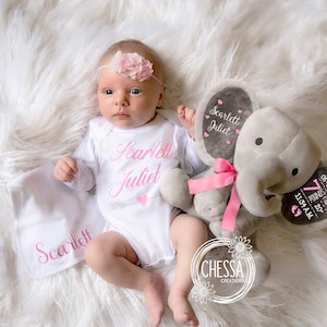 Personalisierter 3-teiliger Geschenkkorb für Baby Mädchen, Benutzerdefinierter Elefant, Body & Lätzchen, Monogramm Kuscheltier, Neugeborenen Geschenkset, Rosa