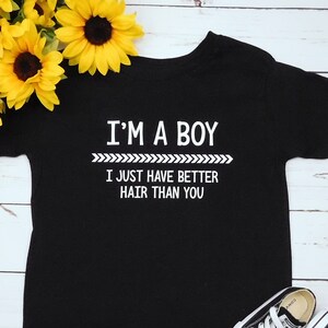Lustiges Kleinkind Jungen Outfit, ich bin ein Junge ich habe nur bessere Haare als Sie Shirt, lustiges Papa T-Shirt, lange Haare Jungen Geschenk Shirt