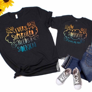 Regalo del Día del Padre, Anuncio de Bebé para Esposo, Abuelo, Camiseta de Anuncio de Embarazo Personalizada. Todo superhéroe necesita un compañero, Mamá y Papá.