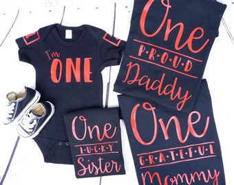 Traje de 1er cumpleaños de Baby Boy, camisa personalizada para la familia, mamá, papá, hermana, rojo y negro, camisas de primer cumpleaños a juego, ¡elige tus colores!