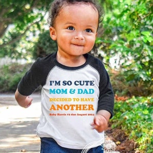 Anuncio de bebé para abuelos y hermanos mayores Camiseta personalizada con anuncio de embarazo Soy tan linda Mamá y papá Esposo personalizado FIV Bebé milagroso