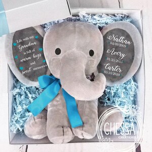 Leben mit meiner Oma Stofftier Geschenk, Schwangerschaftsankündigung Benutzerdefinierte Baby, niedliches Zitat Elefant-Baby-Spielzeug-Großeltern, irgendein Text!, blaugrün