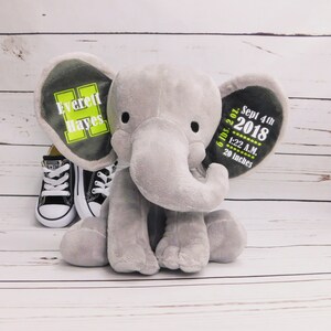 Puede incluir: Elefante de peluche gris con detalles bordados. Una oreja dice "Everett Hayes" y la otra oreja dice "6 lbs 2 oz. Sept 4th 2018 1:22 A.M. 20 inches".