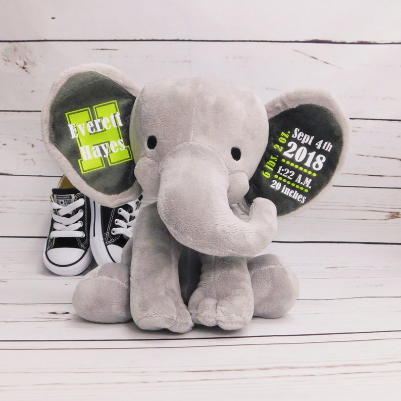 Puede incluir: Elefante de peluche gris con detalles bordados. Una oreja dice "Everett Hayes" y la otra oreja dice "6 lbs 2 oz. Sept 4th 2018 1:22 A.M. 20 inches".