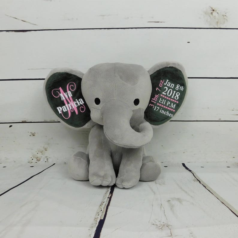 Puede incluir: Peluche de elefante de felpa gris con orejas bordadas. Una oreja dice "Ava Patricia" y la otra oreja dice "3 lbs 7 oz Jan 8th 2018 1:11 P.M. 17 inches".