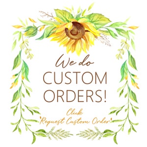 Op de afbeelding: Waterverfillustratie van zonnebloemen en groen in een kransvorm met de tekst "We do CUSTOM ORDERS! Click Request Custom Order" in bruine tekst.