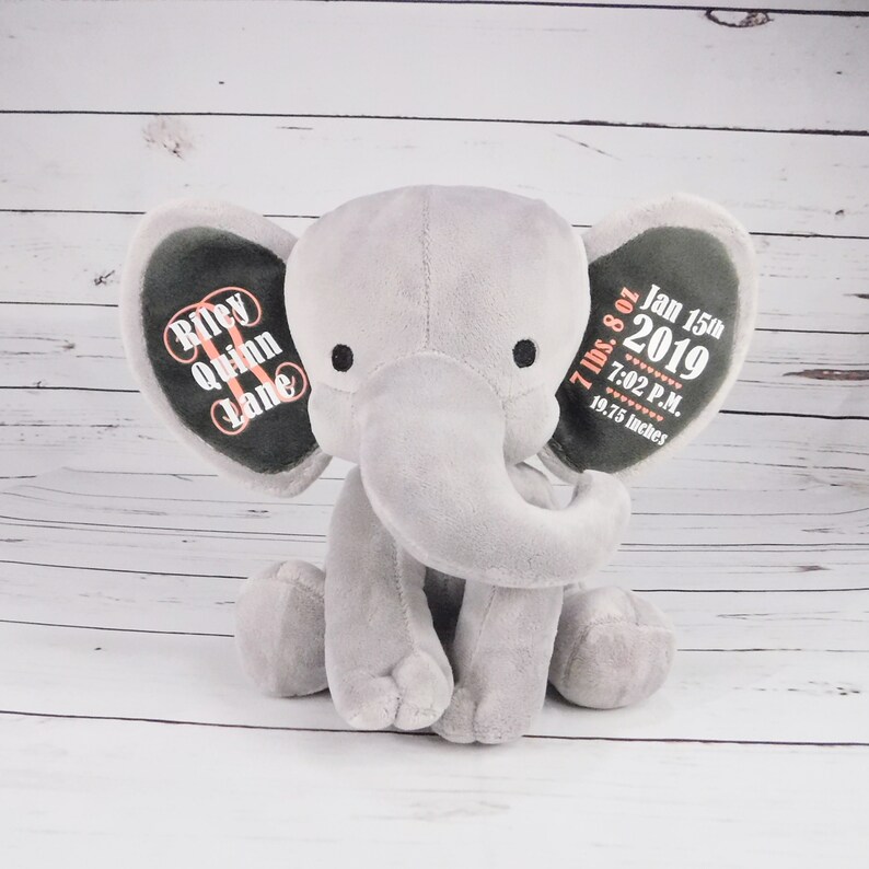 Puede incluir: Elefante de peluche gris con orejas bordadas. Una oreja dice "Riley Quinn Lane" y la otra oreja dice "7 lbs. 8 oz Jan 15th 2019 7:02 P.M. 19.75 Inches".
