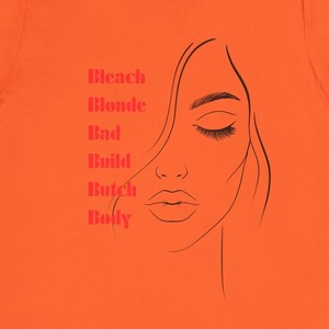 T-shirt a maniche corte in jersey unisex colorato motivazionale con corpo di Bleach Blonde, Bad Built, Butch