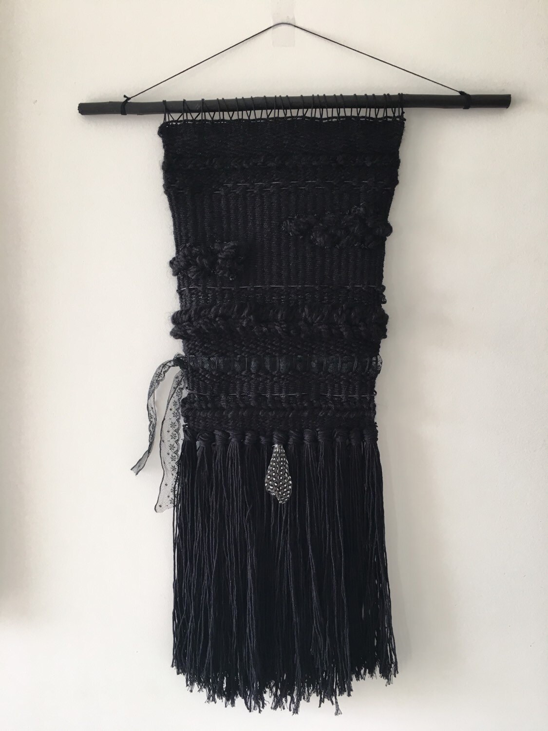 Tissage Mural Noir Monochrome, Dentelle Plume