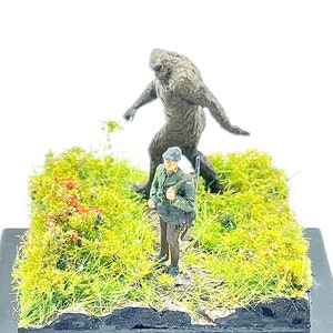 &quot;Diorma Jäger und Bigfoot: HO Sasquatch Kryptos Tiny Miniature Model Train Terrarium Figure Trains 1/87 Desktop Display.&quot;