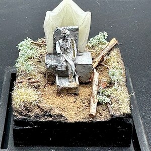 Diorama Haunted Shrine With Glowing Ghost: glow in the dark grave Tiny Miniature HO scale Model Train Terrarium  death halloween 1/87
