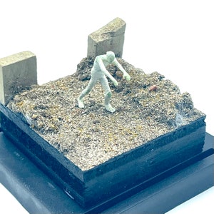 Diorama Mummy Out For a Walk: HO scale Tiny Miniature Model railway Terrarium Figure 1/87 sci-fi fantasy spooky