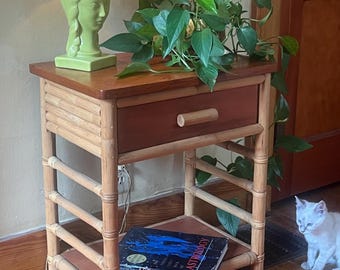Mesita de noche vintage de madera de ratán y bambú de mediados de siglo con un cajón