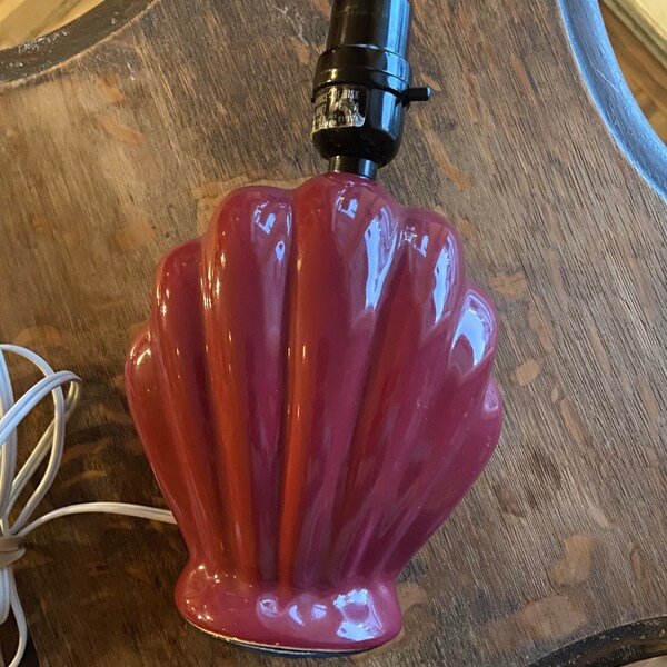 Vintage 1980s 80s shell clam maroon cranberry deep red scalloped mini Art Deco style lamp ribbed tiny small bed side light