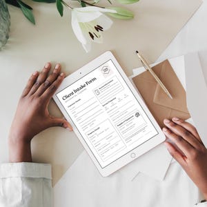 K&ouml;nnte beinhalten: Ein wei&szlig;es Tablet zeigt ein "Kundenaufnahmeformular" f&uuml;r Reinigungsdienste. Das Formular enth&auml;lt Abschnitte f&uuml;r Kundendaten, Objektdetails und Serviceinformationen. Ein goldener Stift und ein brauner Umschlag sind ebenfalls zu sehen.