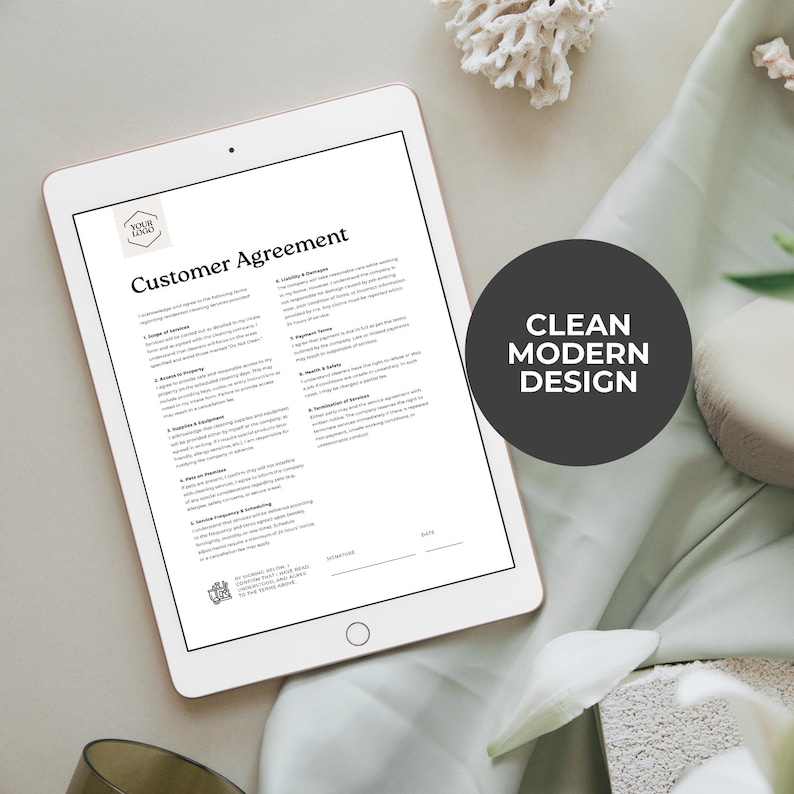 K&ouml;nnte beinhalten: Ein digitales Tablet, das ein "Customer Agreement"-Dokument mit einem Logo anzeigt. Das Dokument ist in schwarzem Text auf wei&szlig;em Hintergrund. Ein dunkelgrauer Kreis mit dem Text "CLEAN MODERN DESIGN" befindet sich auf der rechten Seite. Das Tablet liegt auf einem hellgr&uuml;nen Stoff.