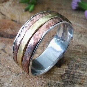 BANDA ARTESANAL RÚSTICA, banda de boda para hombre, diseño rústico artesanal envejecido, anillo hecho a mano de cobre y latón de plata esterlina!