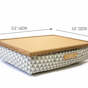 Pu&ograve; includere: Un vassoio in tessuto a motivi grigi e bianchi con un top in sughero e una cornice in legno. Il vassoio misura 40 cm per 30 cm ed &egrave; alto 9 cm. Il vassoio ha un'etichetta che dice "ETHNIE2".