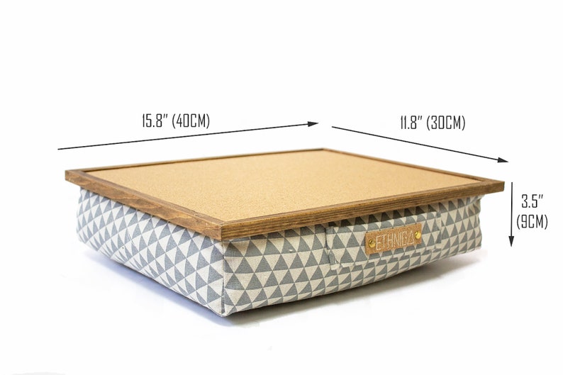 Pu&ograve; includere: Un vassoio in tessuto a motivi grigi e bianchi con un top in sughero e una cornice in legno. Il vassoio misura 40 cm per 30 cm ed &egrave; alto 9 cm. Il vassoio ha un'etichetta che dice "ETHNIE2".