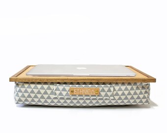 Scrivania Portatile Per Laptop In Legno Con Poggiapolsi Morbido E Supporto Per Tablet, Tavolo Da Letto Leggero 54,6x34,3 Cm, Beige