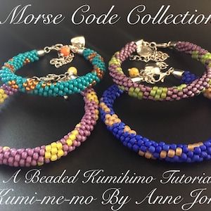 Peut inclure: Quatre bracelets en perles colorées réalisés à l'aide de la technique du kumihimo. Les bracelets sont dans des tons de violet, jaune, turquoise, orange, vert et bleu. Les bracelets sont empilés les uns sur les autres et ont des fermoirs argentés. Le texte "Morse Code Collection" est en haut de l'image. Le texte "A Beaded Kumihimo Tutorial" est en bas de l'image. Le texte "Kumi-me-mo By Anne Jones" est en bas de l'image.