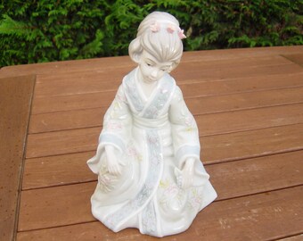 beautiful japanese gheisha porcelain statuette.