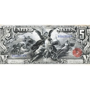 Puede incluir: Una imagen en blanco y negro de un billete de cinco dólares del Tesoro de los Estados Unidos. El billete presenta una imagen alegórica de una figura alada que representa la Libertad, sosteniendo una antorcha y una corona de laurel, con otras figuras que representan el Comercio y la Agricultura. El billete también incluye el texto "United States" y "Five Silver Dollars".