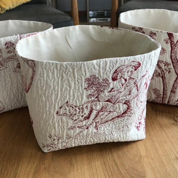 Panier de rangement en boutis motif toile de Jouy rouge, panière décorative en tissu