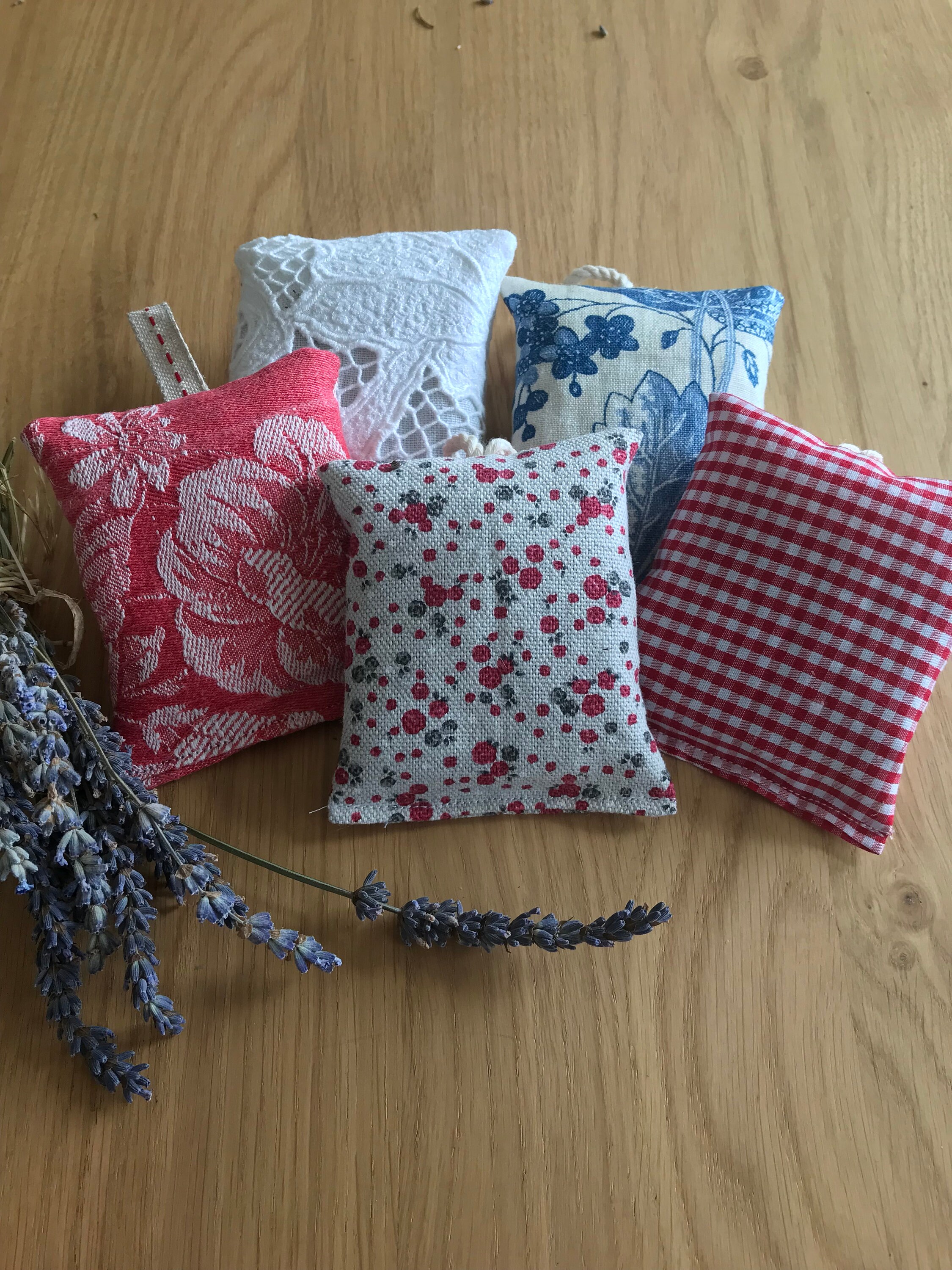 Petit Sac en Tissu Rempli de Lavande Séchée, Sachet Parfumé à Suspendre, Parfum d'armoire, Déco Parf